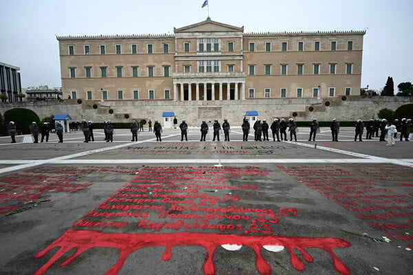 Χάρης Δούκας: «Θα φροντίσουμε ώστε τα ονόματα των θυμάτων των Τεμπών να μην σβηστούν ποτέ»