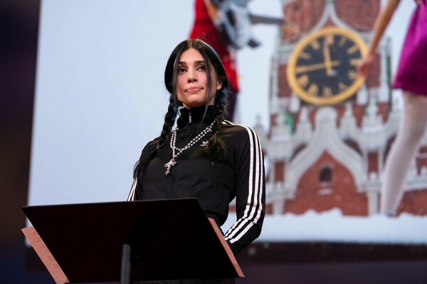Η ιδρύτρια των Pussy Riot Νάντια Τολοκονίκοβα ξανά εναντίον του Πούτιν σε μια μεγάλη έκθεση