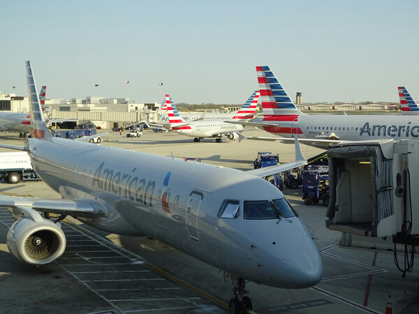 Ξανά βλάβη σε αεροσκάφος της American Airlines - Αναγκαστική προσγείωση λόγω ρωγμής στο παρμπρίζ