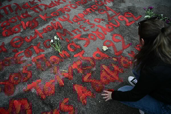 Τέμπη: Φοιτητές ξαναγράφουν τα ονόματα των 57 νεκρών που σβήστηκαν έξω από τη Βουλή