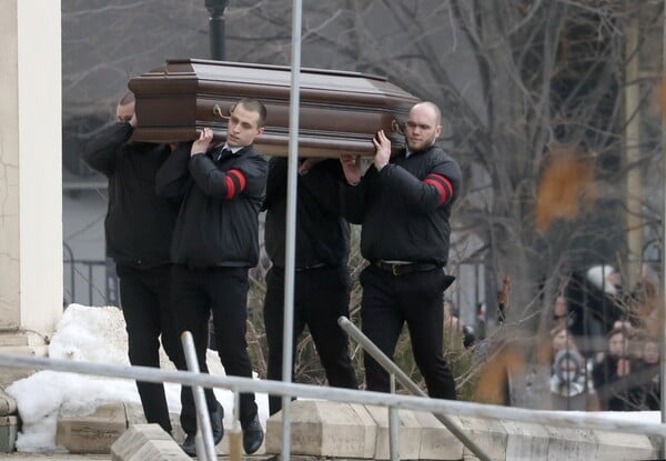 Τώρα η κηδεία Ναβάλνι: Συγκεντρωμένοι Ρώσοι φωνάζουν το όνομά του - Με συλλήψεις απειλεί η Μόσχα