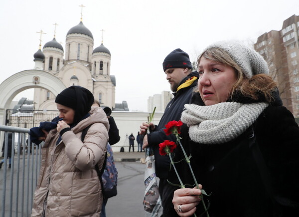 Τώρα η κηδεία Ναβάλνι: Συγκεντρωμένοι Ρώσοι φωνάζουν το όνομά του - Με συλλήψεις απειλεί η Μόσχα