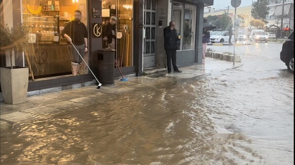 Κακοκαιρία– Ναύπλιο: Πλημμύρισαν δρόμοι και καταστήματα από σφοδρή καταιγίδα