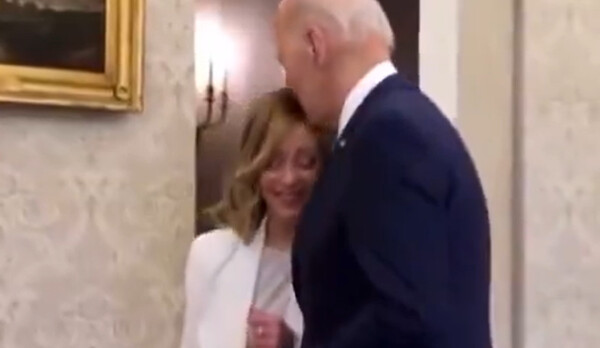 Το φιλί του Τζο Μπάιντεν στο κεφάλι της Τζόρτζια Μελόνι κατά τη συνάντησή τους στον Λευκό Οίκο