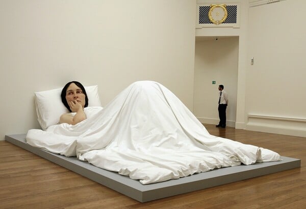 Ron Mueck: Ο γλύπτης της υπερβολής και της μεγέθυνσης των αισθημάτων