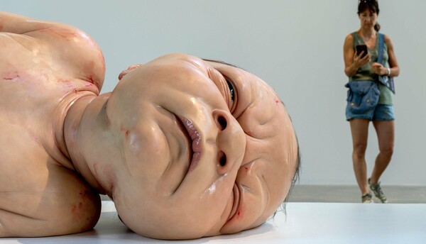 Ron Mueck: Ο γλύπτης της υπερβολής και της μεγέθυνσης των αισθημάτων