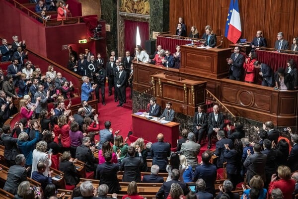 Συνταγματικό δικαίωμα η άμβλωση στη Γαλλία, σε μια ιστορική ψηφοφορία