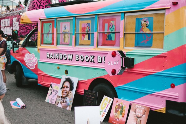 Το πολύχρωμο λεωφορείο βιβλιοθήκη της RuPaul μοιράζει βιβλία για μια πιο ισότιμη Αμερική