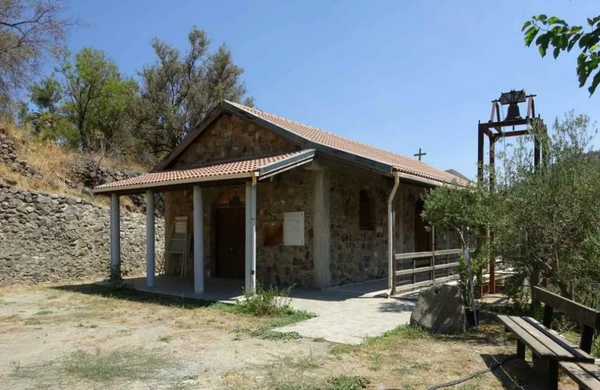 «Ιερό» σκάνδαλο στην Κύπρο: Μοναχοί με 800.000 ευρώ, διαμερίσματα και τεχνητό μύρο