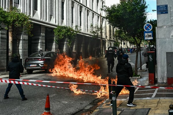 Σοβαρά επεισόδια αυτή την ώρα στο Σύνταγμα στο συλλαλητήριο για τα μη κρατικά πανεπιστήμια