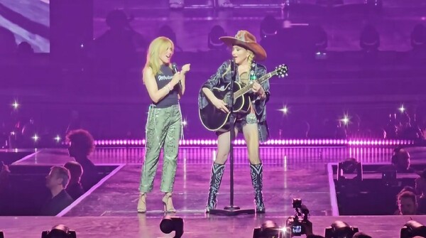Παγκόσμια Ημέρα Γυναίκας: Μαζί στη σκηνή Madonna και Kylie Minogue τραγούδησαν «I Will Survive»