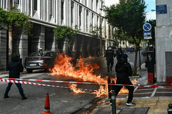 Μολότοφ και χημικά στο πανεκπαιδευτικό συλλαλητήριο- Σε ξενοδοχείο στη Σταδίου