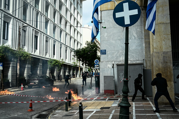 Μολότοφ και χημικά στο πανεκπαιδευτικό συλλαλητήριο- Σε ξενοδοχείο στη Σταδίου