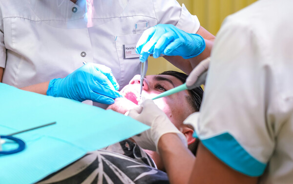 Παρελθόν οι απονευρώσεις και τα σφραγίσματα - Ερευνάται νέα καινοτόμα οδοντιατρική θεραπεία 