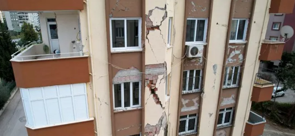 Σεισμός στην Τουρκία: Μένουν ακόμα σε κατεστραμμένα κτήρια - «Δεν έχουμε πού να πάμε»