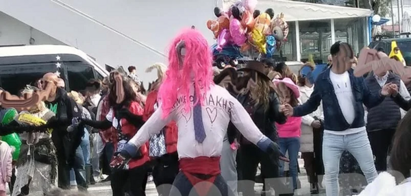 Ομοφοβικό καρναβάλι στην Κέρκυρα: Έκαψαν καρικατούρα του Στέφανου Κασσελάκη