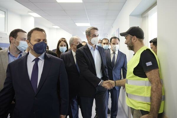 Μητσοτάκης στο νοσοκομείο «Μεταξά»: 80 νοσοκομεία και 156 κέντρα υγείας αλλάζουν όψη