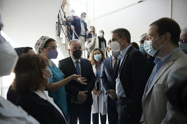 Μητσοτάκης στο νοσοκομείο «Μεταξά»: 80 νοσοκομεία και 156 κέντρα υγείας αλλάζουν όψη