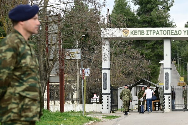 Στέφανος Κασσελάκης: Οι πρώτες εικόνες από την άφιξή του στο στρατόπεδο Θήβας για τη θητεία του