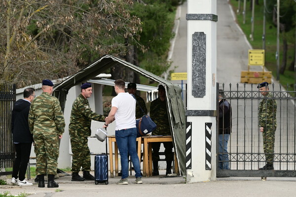 Στέφανος Κασσελάκης: Οι πρώτες εικόνες από την άφιξή του στο στρατόπεδο Θήβας για τη θητεία του