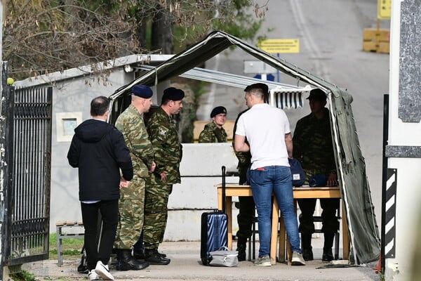 Στέφανος Κασσελάκης: Οι πρώτες εικόνες από την άφιξή του στο στρατόπεδο Θήβας για τη θητεία του