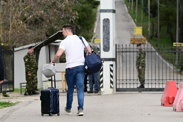 Στέφανος Κασσελάκης: Οι πρώτες εικόνες από την άφιξή του στο στρατόπεδο Θήβας για τη θητεία του