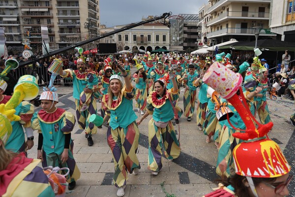 Φωτογραφίες από το Πατρινό Καρναβάλι: Χορός, χρώματα και κέφι στους δρόμους της πόλης 