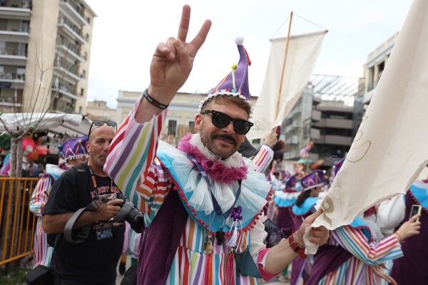 Φωτογραφίες από το Πατρινό Καρναβάλι: Χορός, χρώματα και κέφι στους δρόμους της πόλης 