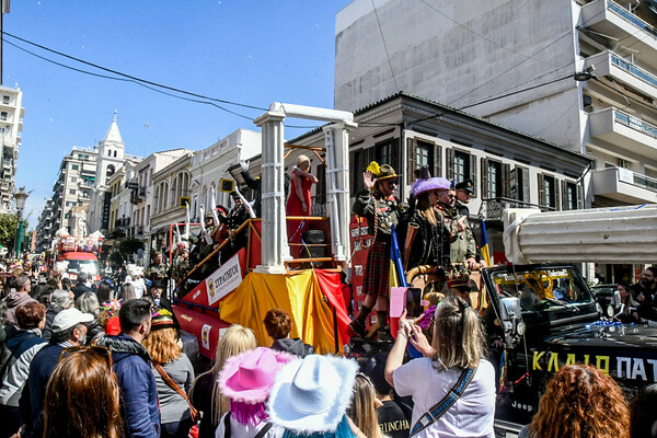 Πατρινό Καρναβάλι: Χιλιάδες καρναβαλιστές ξεφαντώνουν στη Μεγάλη Παρέλαση 