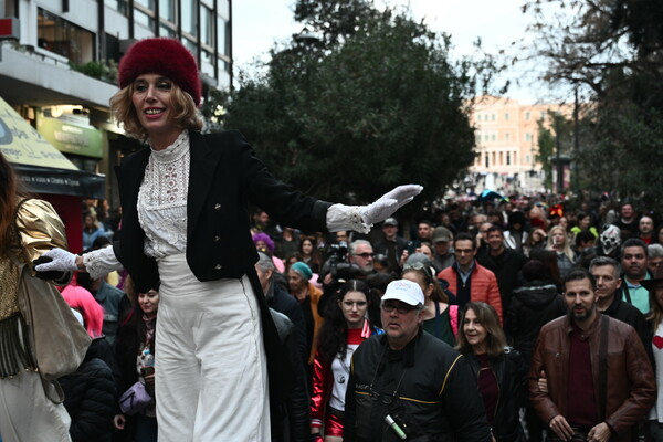 Με... αέρα από Ρίο το καρναβάλι στην Πλάκα - Φωτογραφίες από τις εκδηλώσεις