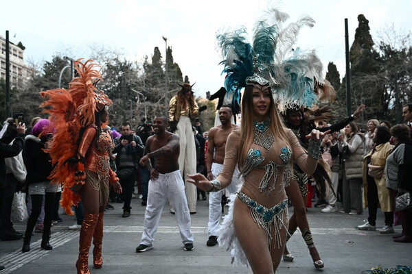 Με... αέρα από Ρίο το καρναβάλι στην Πλάκα - Φωτογραφίες από τις εκδηλώσεις