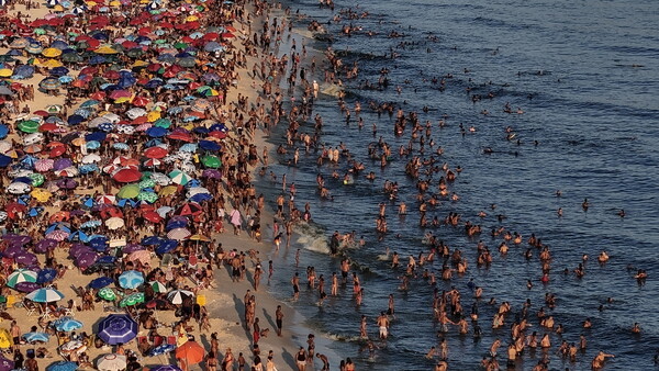 Καύσωνας στη Βραζιλία: Πάνω από 62°C η αισθητή θερμοκρασία - Κατέκλυσαν τις παραλίες στο Σάο Πάολο