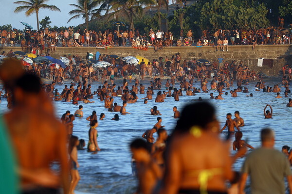 Καύσωνας στη Βραζιλία: Πάνω από 62°C η αισθητή θερμοκρασία - Κατέκλυσαν τις παραλίες στο Σάο Πάολο