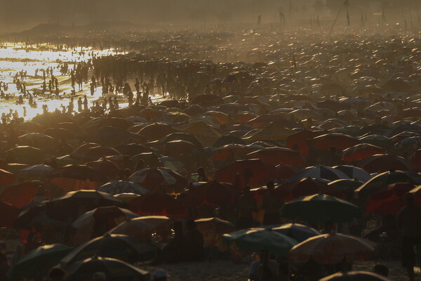 Καύσωνας στη Βραζιλία: Πάνω από 62°C η αισθητή θερμοκρασία - Κατέκλυσαν τις παραλίες στο Σάο Πάολο