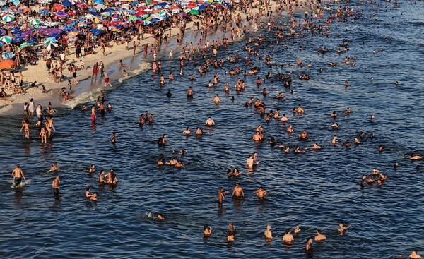 Καύσωνας στη Βραζιλία: Πάνω από 62°C η αισθητή θερμοκρασία - Κατέκλυσαν τις παραλίες στο Σάο Πάολο