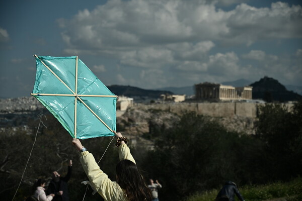 Καθαρά Δευτέρα: Στον λόφο του Φιλοπάππου οι Αθηναίοι για να πετάξουν τον χαρταετό