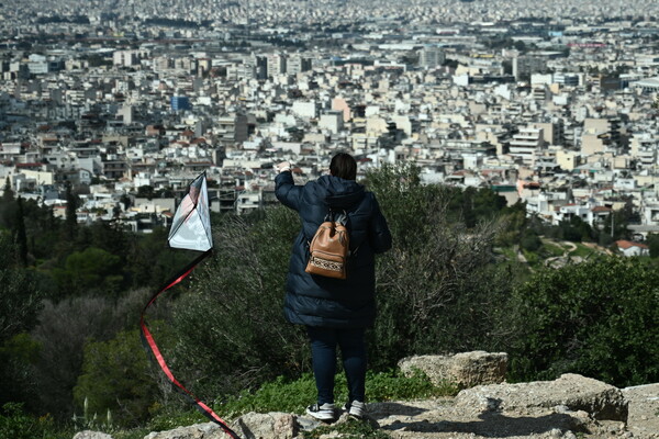 Καθαρά Δευτέρα: Στον λόφο του Φιλοπάππου οι Αθηναίοι για να πετάξουν τον χαρταετό