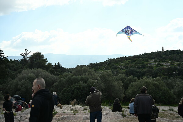 Καθαρά Δευτέρα: Στον λόφο του Φιλοπάππου οι Αθηναίοι για να πετάξουν τον χαρταετό