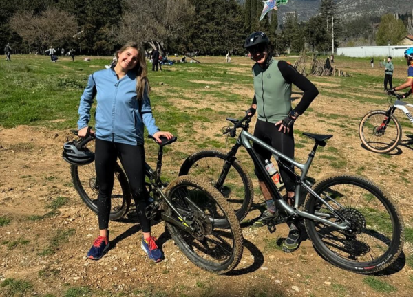 Κυριάκος Μητσοτάκης: Εύχεται «Καλή Σαρακοστή» κάνοντας ποδήλατο με την κόρη του Δάφνη