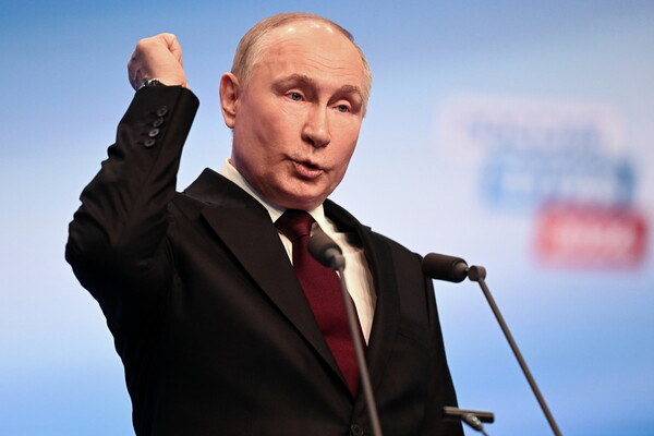 Πούτιν: «Δημοκρατικές οι εκλογές σε αντίθεση με τις ΗΠΑ»- Τα «σταλινικά» ποσοστά του