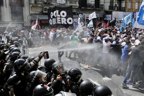 Αργεντινή: Μαζικές διαδηλώσεις - Ένας στους 10 ζει από συσσίτια που κόβονται