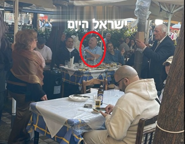 Εν μέσω του πολέμου Ισραήλ-Χαμάς υπουργός του Νετανιάχου τρώει σε ταβέρνα στην Αθήνα