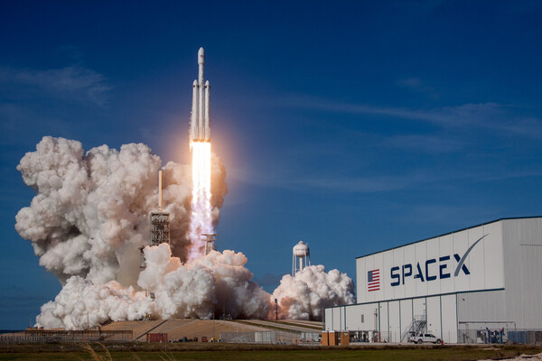 Η SpaceX σχεδιάζει να πουλήσει δορυφορικές συνδέσεις λέιζερ