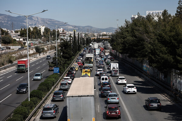 Ανατροπή νταλίκας στη γέφυρα Καλυφτάκη - Σοβαρά κυκλοφοριακά προβλήματα