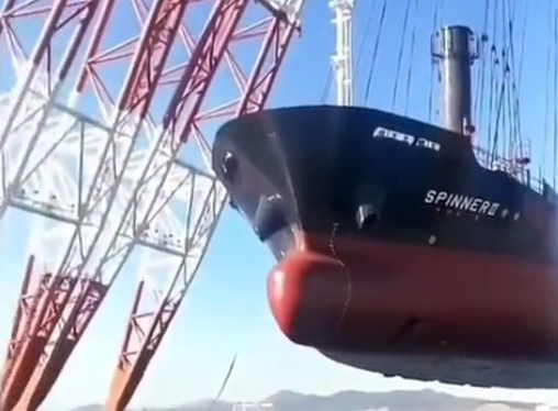 Ο μεγαλύτερος πλωτός γερανός στον κόσμο σε ναυπηγείο στη Νότια Κορέα