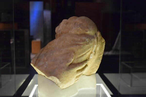 «Η στήλη των διδύμων βρεφών», έκθεμα του μήνα στο Εθνικό Αρχαιολογικό Μουσείο