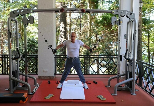 Μακρόν παίζει μποξ: Οι φωτογραφίες που στέλνουν μήνυμα ετοιμότητας στον Πούτιν