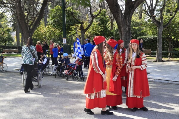 25η Μαρτίου: Πλήθος κόσμου παρακολούθησε τη μαθητική παρέλαση στην Αθήνα