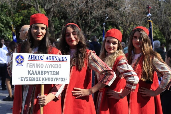 25η Μαρτίου: Πλήθος κόσμου παρακολούθησε τη μαθητική παρέλαση στην Αθήνα