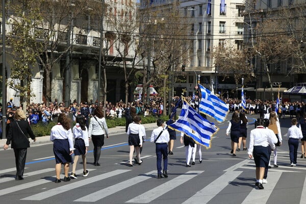 25η Μαρτίου: Πλήθος κόσμου παρακολούθησε τη μαθητική παρέλαση στην Αθήνα